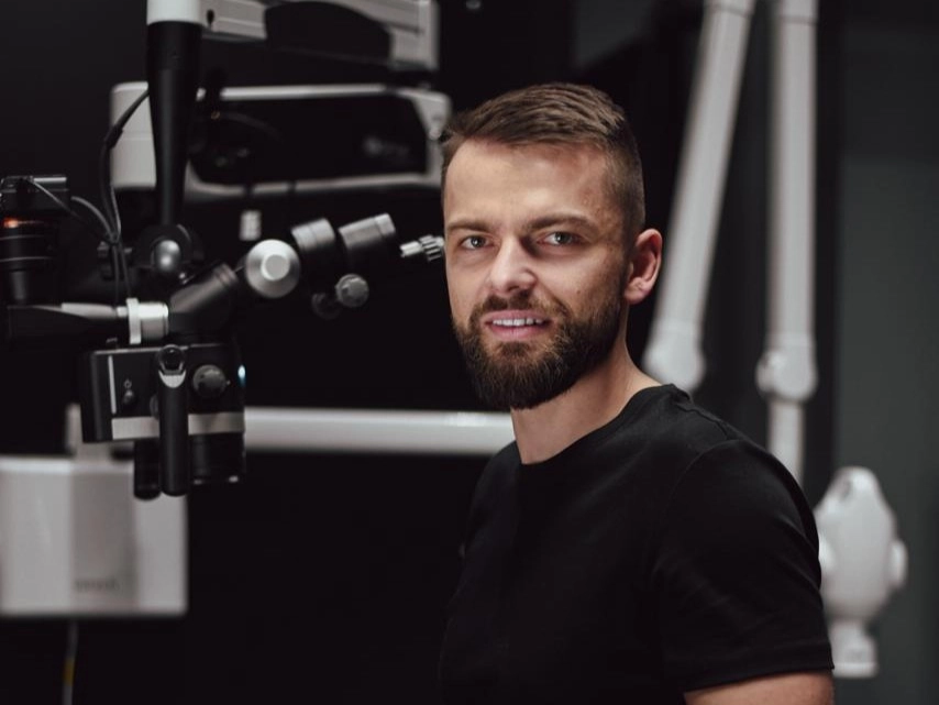 Co byste měli vědět, než zavedete svůj první implantát - Série “Implantologie od 0” s MDDr. Ondřejem Šrámkem - Díl 1.